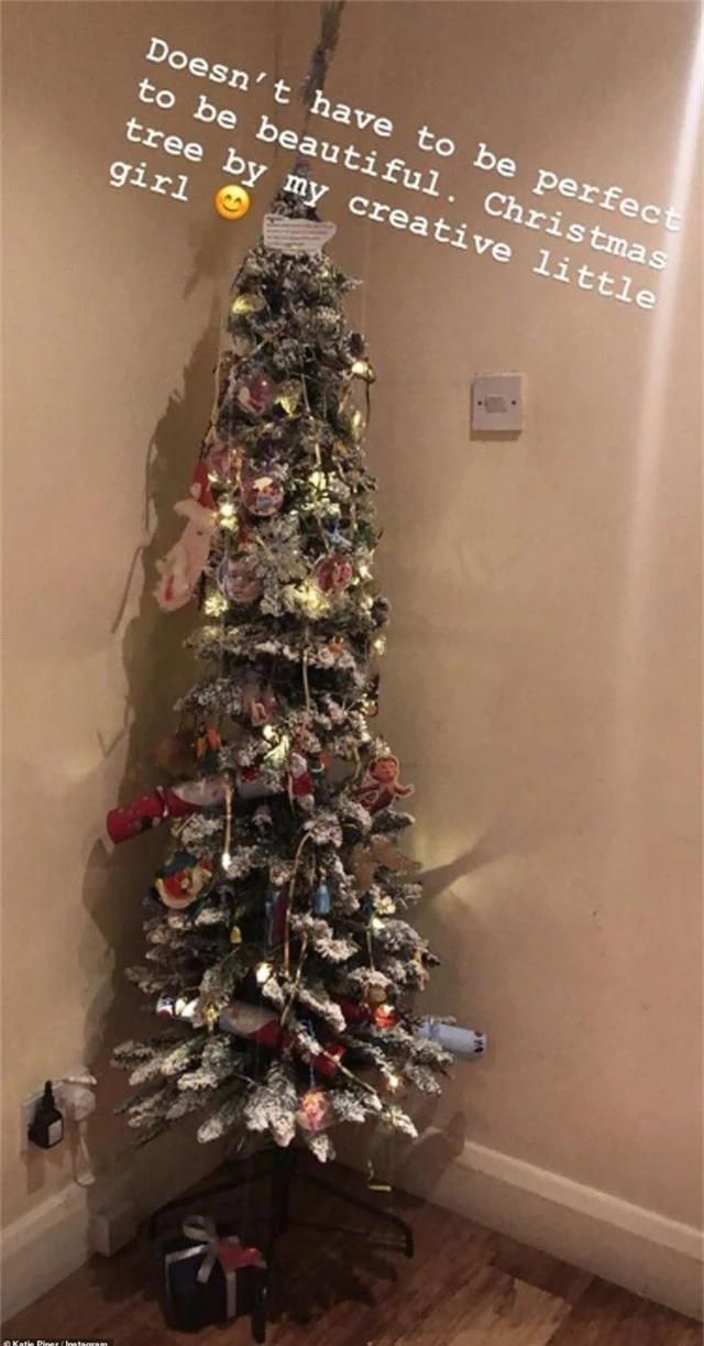  Katie Piper khoe con gái tự trang trí cây thông Noel 