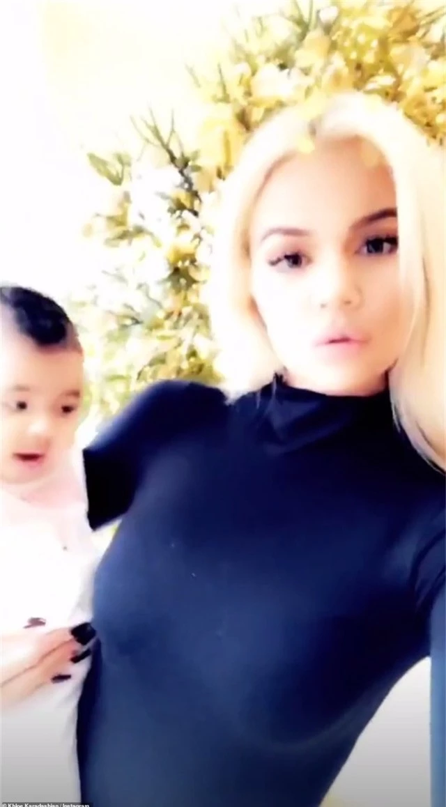  Khloe Kardashian cũng đã đặt cây thông trong nhà 