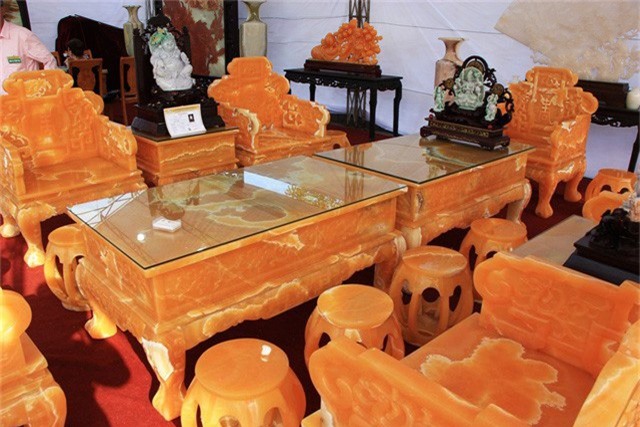 Bộ bàn ghế gồm có 2 bàn, 4 ghế sofa và 12 đôn nhỏ được làm từ 50 tấn ngọc Hoàng Long