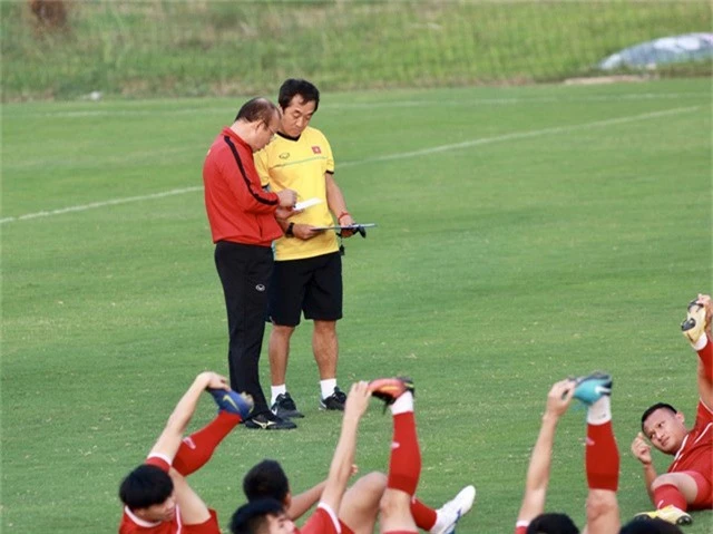  HLV Park Hang Seo (áo đỏ) hội ý cùng trợ lý khi các học trò khởi động, ảnh: Minh Phương 