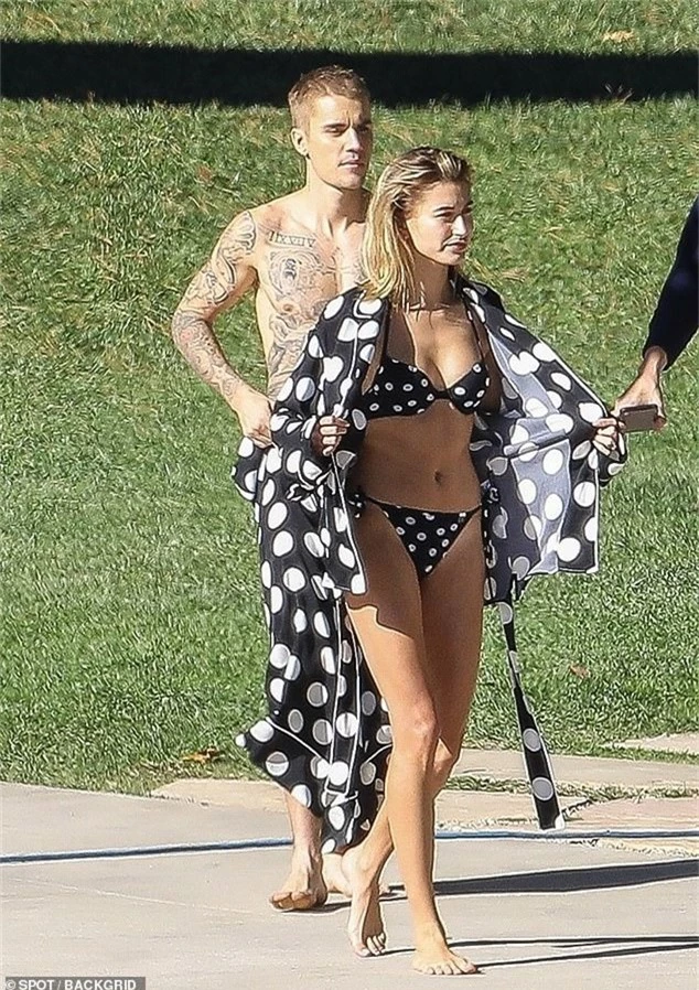  Justin Bieber và vợ Hailey Baldwin có buổi chụp hình ngoài trời ở Los Angeles ngày 4/12 vừa qua 
