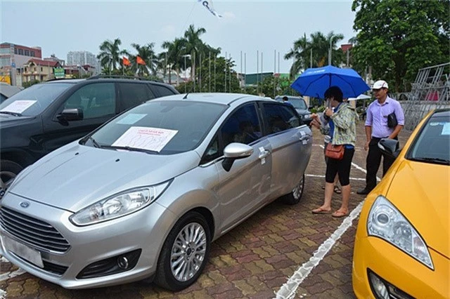Dù những chiếc xe có giá dưới 500 triệu đồng, song không hẳn dễ bán trong thời điểm dòng xe giá rẻ đang cấp tập ra mắt tại Việt Nam