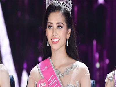 Clip: Hoa hậu Tiểu Vy tiết lộ những món đồ luôn để trong túi khi ra đường