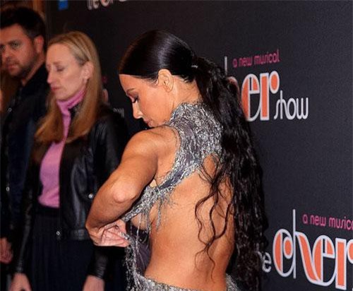 Kim Kardashian hớ hênh trên thảm đỏ