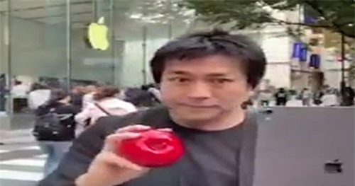 Clip: Chàng trai làm 'ảo thuật đường phố' với chiếc iPad