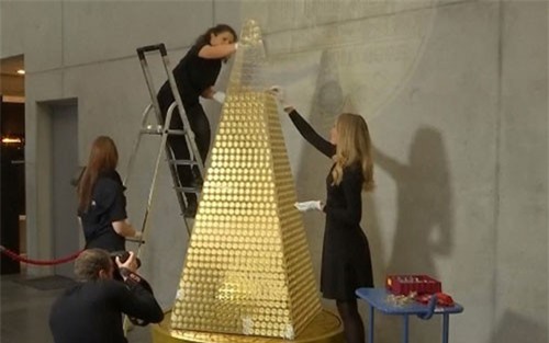 Hé lộ số vàng "khủng" để làm cây thông đắt nhất châu Âu