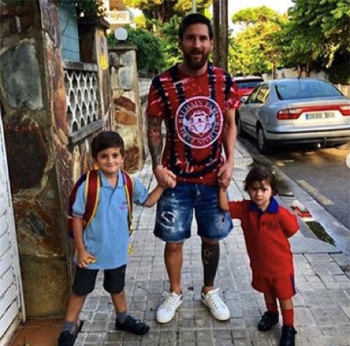 Hạnh phúc bên gia đình, Messi quên đi nỗi buồn "bật" khỏi top 3 Quả bóng vàng 2018