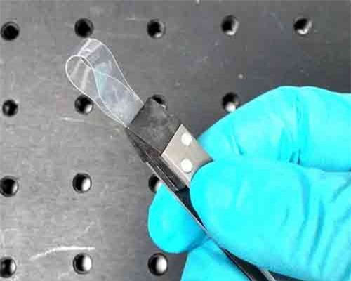 Ra đời loại vật liệu… dày hơn khi được kéo giãn