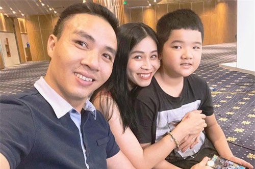 Chồng sắp cưới rất yêu thương con riêng của Hoàng Linh, còn nữ MC đối xử với con riêng của Mạnh Hùng như thế nào?