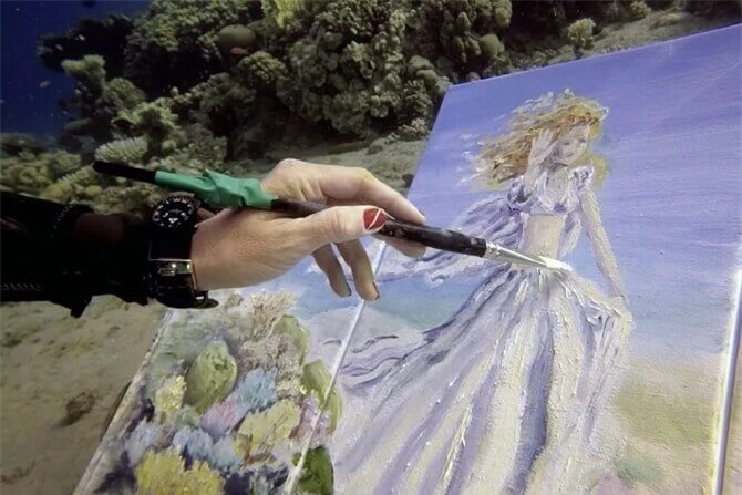 Olga Belka sử dùng loại sơn thân thiện với môi trường để vẽ tranh dưới nước.