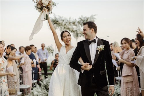 Cựu hoa hậu hoàn vũ Thái Lan lên xe hoa