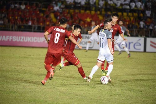 HLV Hoàng Văn Phúc 'Việt Nam không nhất thiết phải đá đẹp'