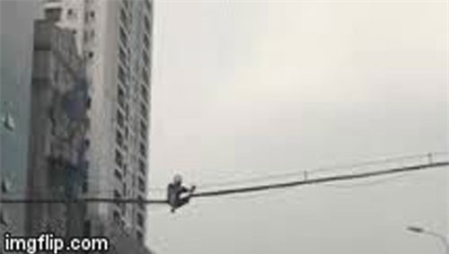 Clip: 'Choáng' với màn đu dây điện của thanh niên Hà Nội