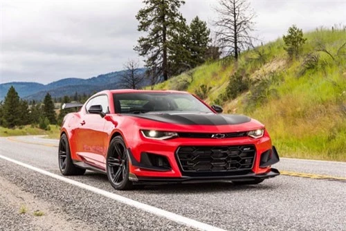 3. Chevrolet Camaro ZL1 2019 (giá khởi điểm: 61.500 USD, thời gian tăng tốc từ 0-96 km/h: 3,5 giây).