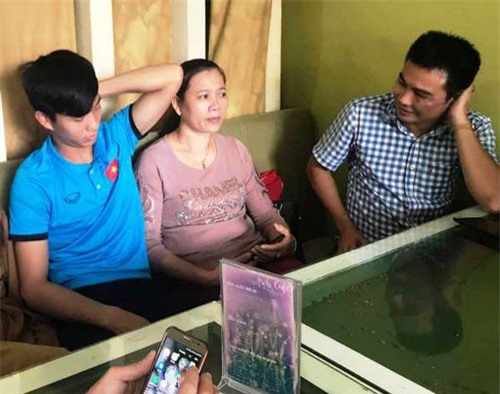 Mẹ Phan Văn Đức vượt hơn 300km đến Mỹ Đình cổ vũ cho con trai