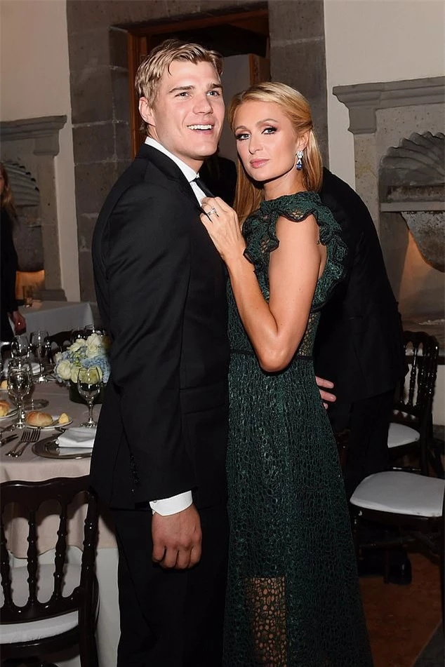 Paris mới đây đã chia tay với hôn phu - nam diễn viên Chris Zylka (33 tuổi) Paris mới đây đã chia tay với hôn phu - nam diễn viên Chris Zylka (33 tuổi)