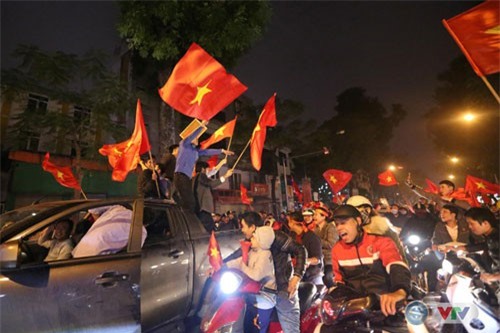 Không khí ăn mừng ĐT Việt Nam giành quyền vào chung kết AFF Cup 2018