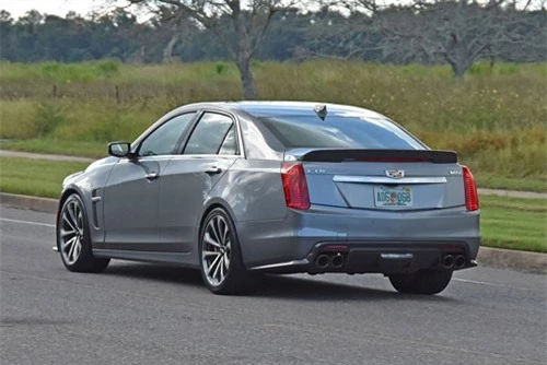 =4. Cadillac CTS-V 2019 (giá khởi điểm: 87.990 USD, thời gian tăng tốc từ 0-96 km/h: 3,7 giây).