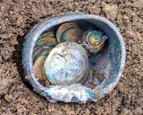 Đào được bình đựng đầy tiền vàng siêu hiếm 1.000 năm tuổi