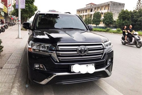 "Soi" Toyota Land Cruiser cũ giá hơn 5 tỷ đồng ở Hà Nội