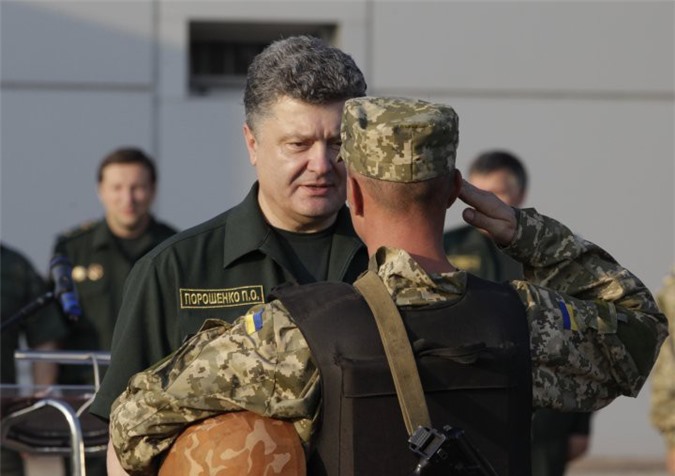 Ukraine ráo riết củng cố quân đội đóng ở biên giới với Nga