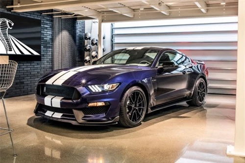 =6. Ford Mustang Shelby GT350R 2019 (giá khởi điểm: 67.135 USD, thời gian tăng tốc từ 0-96 km/h: 3,9 giây).