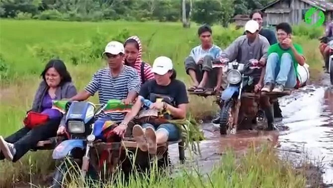 Hình ảnh xe máy chở cả đoàn người quen thuộc ở Philippines.