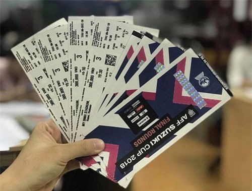 Bắt tại trận bảo vệ Liên đoàn Bóng đá Việt Nam tuồn vé mời cho trùm phe vé