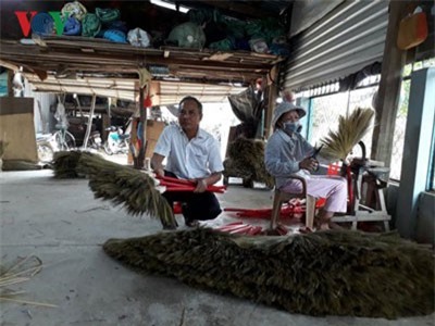 Mỗi năm kiếm 400 triệu đồng từ... chổi đót