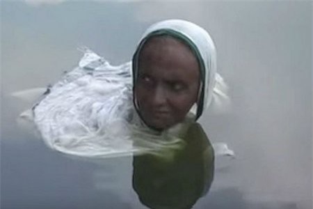 Bệnh lạ khiến người phụ nữ Ấn Độ dầm mình 20 năm trong hồ nước