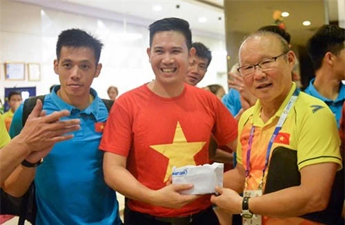 Chủ tịch Asanzo thưởng tận tay ĐT Việt Nam hồi tháng Tám
