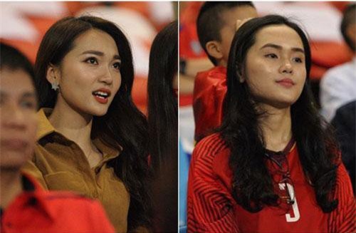 Người yêu cầu thủ Duy Mạnh, Văn Đức nổi bật trên khán đài trận bán kết kịch tính