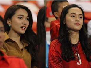 Người yêu cầu thủ Duy Mạnh, Văn Đức nổi bật trên khán đài trận bán kết kịch tính