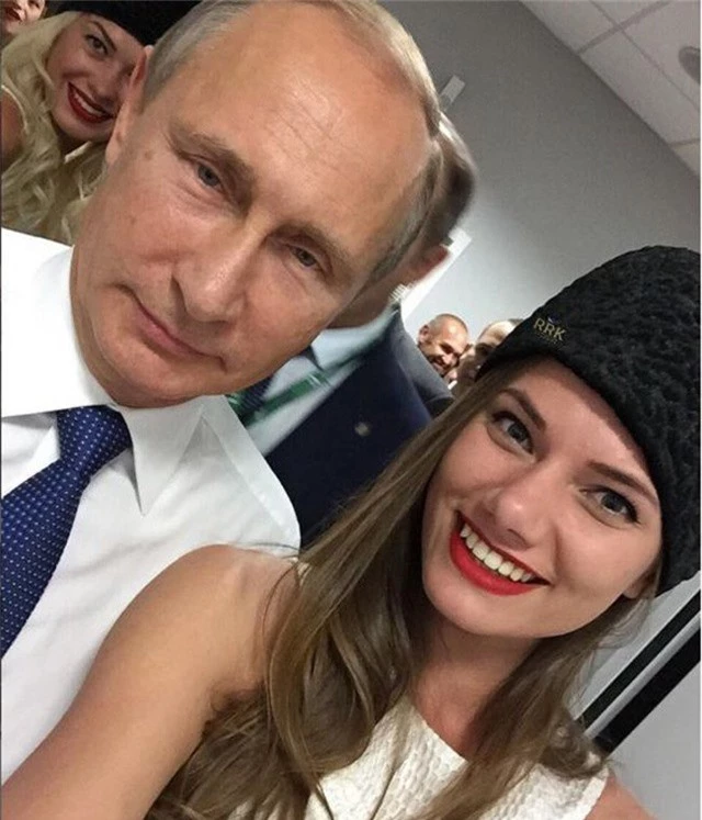  Dự tiệc rồi chụp ảnh với những người giàu có, quyền lực và nổi tiếng như Tổng thống Vladimir Putin. 