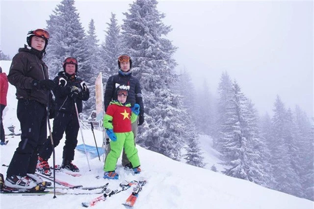 10 năm bên nhau, anh đã cùng chị và các con chinh phục rất nhiều ngọn núi cao với môn thể thao trượt tuyết.