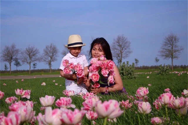 Trái ngọt tình yêu của chị Lips Phạm và người chồng Hà Lan là chàng hoàng tử mang tên 2 quê hương: TulipsVietHa