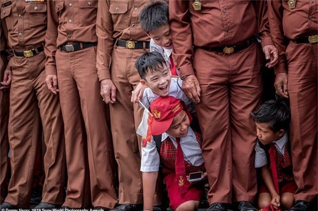 Donny Herry đến từ Indonesia chụp những em học sinh tiểu học đang hiếu kỳ chen vào hàng của những cựu quân nhân tại một sự kiện dành cho các quân nhân. Nhiếp ảnh gia tâm niệm: “Học từ lịch sử để có tương lai tốt đẹp hơn. Trẻ em là hy vọng của mỗi đất nước”. 