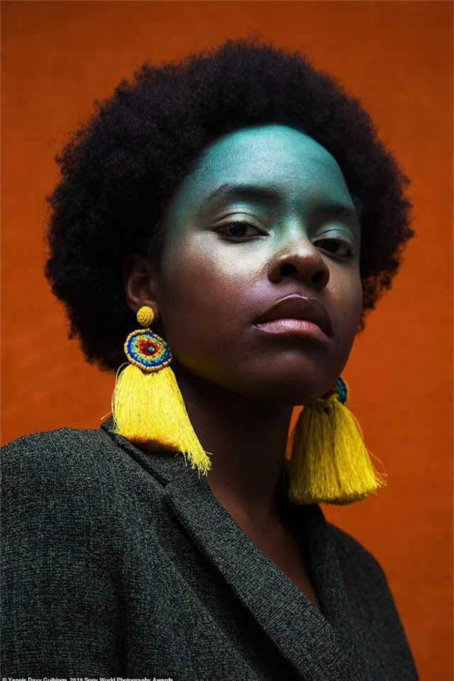  Yannis Davy Guibinga đến từ Gabon (một quốc gia ở Trung Phi) chụp bức ảnh chân dung này ở Montreal (Canada) - nơi hiện tại nhiếp ảnh gia đang sinh sống. Davy chia sẻ rằng anh muốn chụp bức ảnh để tôn vinh vẻ đẹp mái tóc người phụ nữ Châu Phi. 