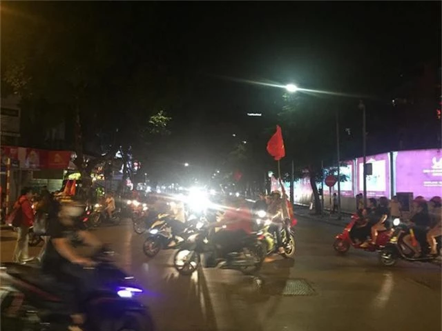 Người dân di chuyển về khu vực bờ Hồ Hoàn Kiếm để ăn mừng chiến thắng.