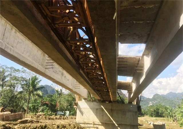 Cầu bê tông cốt thép đi xã Cẩm Lương, huyện Cẩm Thủy.