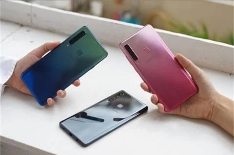 Hiệu ứng Gradient cùng các tông màu “không đụng hàng” sẽ khiến việc “lên đồ” cùng Galaxy A9 trở nên thú vị hơn hẳn