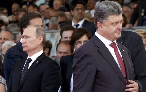  Tổng thống Putin (trái) và Tổng thống Poroshenko dự một sự kiện chung. (Ảnh: Reuters) 