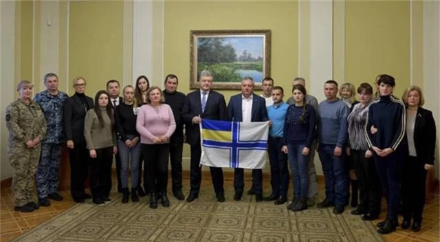  Tổng thống Poroshenko (giữa) và người thân của các thủy thủ bị Nga bắt giữ gặp mặt tại Kiev ngày 4/12. (Ảnh: AP) 