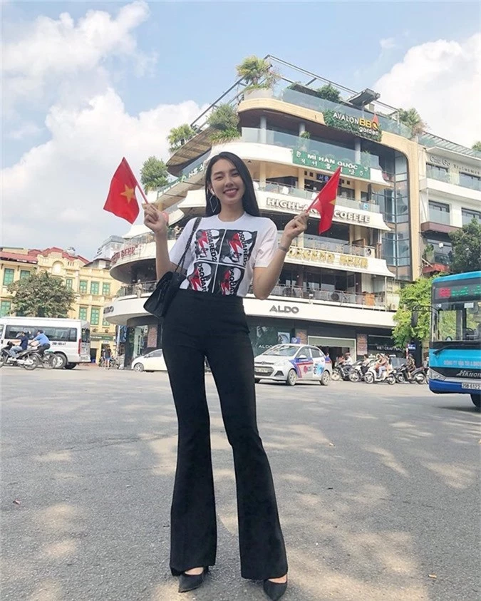 Người đẹp nhân ái Thuỳ Tiên không quên tận dụng thời gian ở Hà Nội để trực tiếp cổ vũ đội tuyển quốc gia.