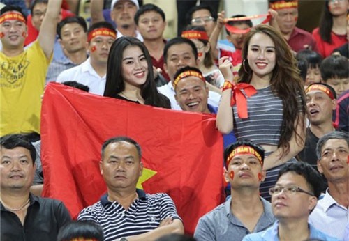 Những bóng hồng xinh đẹp 'thắp lửa' cho tuyển Việt Nam