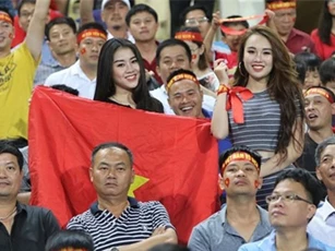 Những bóng hồng xinh đẹp 'thắp lửa' cho tuyển Việt Nam