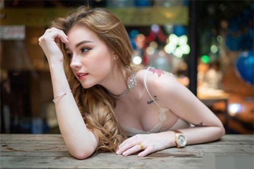 Vẻ nóng bỏng của "Nữ thần tắm suối" Thái Lan vướng scandal cá cược bóng đá