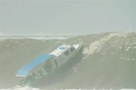 Clip: 'Sốc' khi chứng kiến thuyền bị nghiền nát bởi con sóng khổng lồ