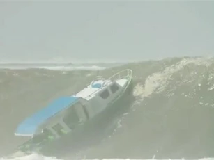 Clip: 'Sốc' khi chứng kiến thuyền bị nghiền nát bởi con sóng khổng lồ