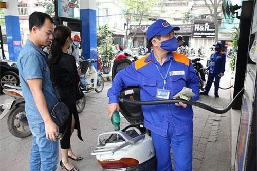 Xăng giảm giá sốc lần thứ 3: Giảm gần 1.500 đồng/lít, cước taxi vẫn "ngủ yên"
